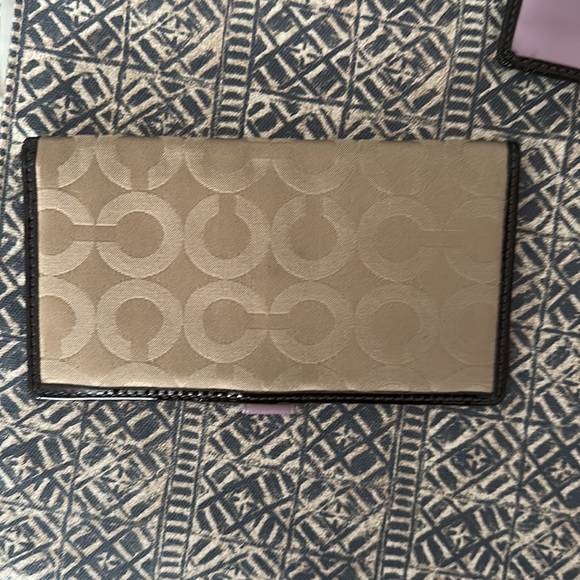 Coach signature Wallet. - Picture 3 of 5